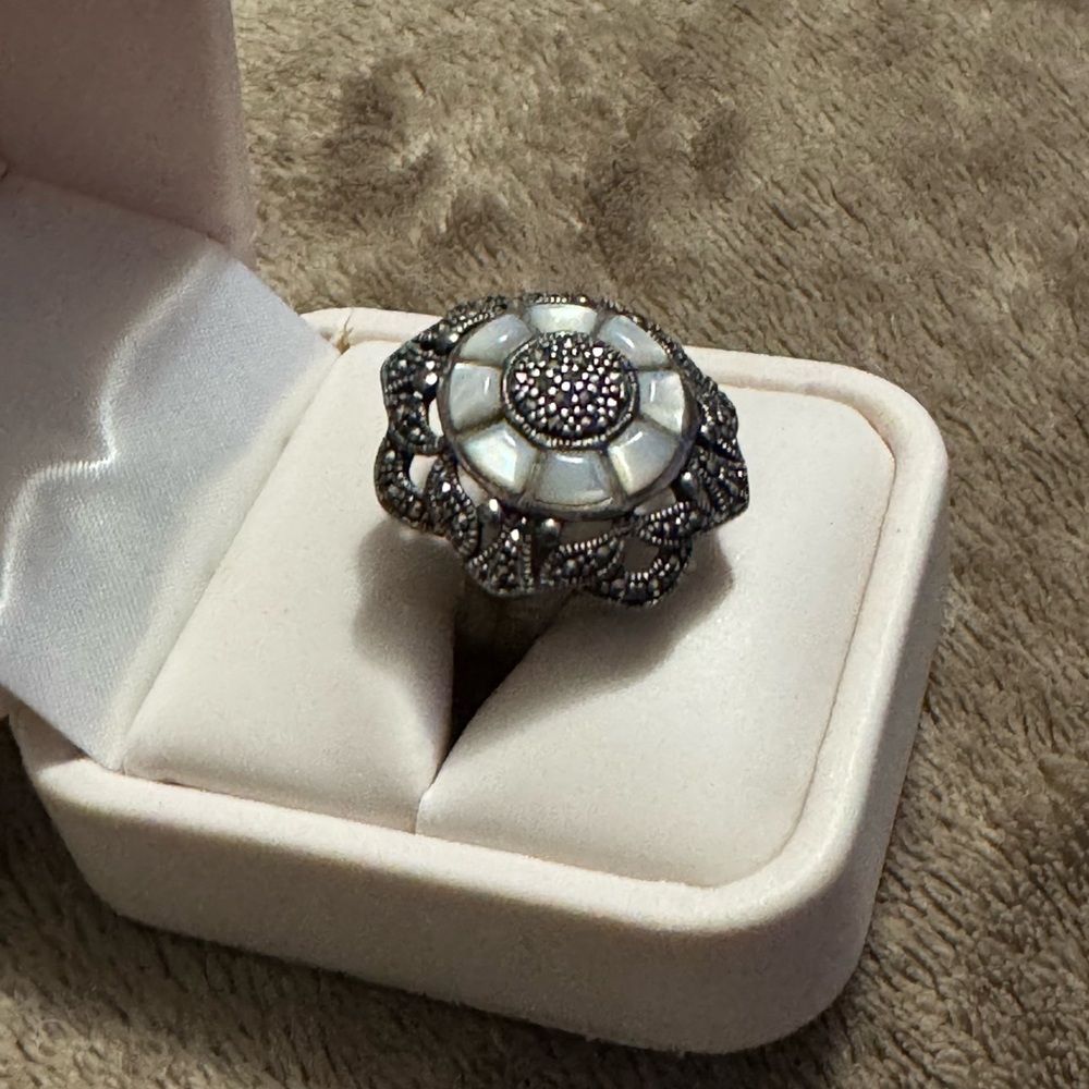 Elegant Silver and Pearl Floral Ring